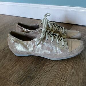 Munro Petra tan metallic camo suede leather sneaker. Lace up. Comfort shoe. 7.5
